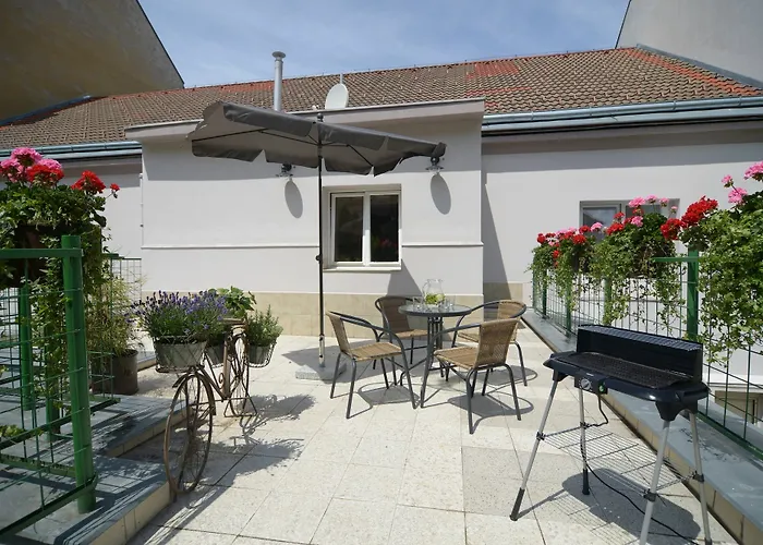 2 Bedroom Home Close To Prague Castle